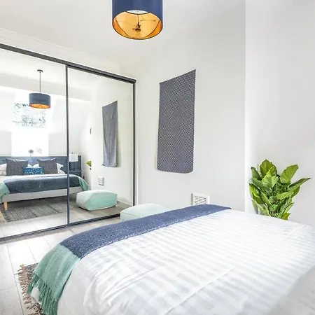 Host & - Feversham House *